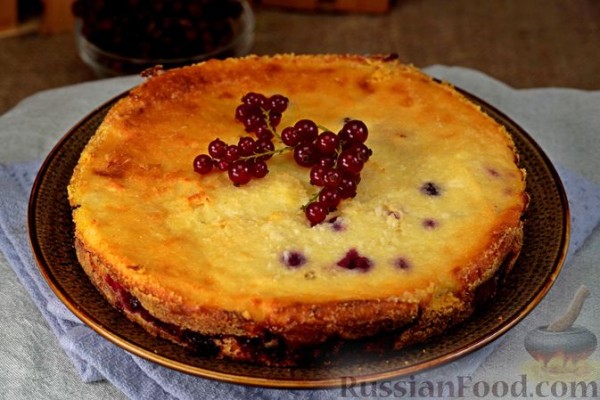 Творожная запеканка со смородиной и кокосовой стружкой