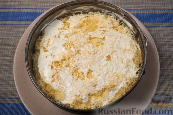 Слоёный салат с говядиной, огурцами, сыром и орехами