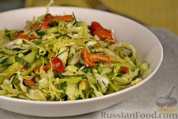 Салат с капустой, огурцами, горошком и грибами