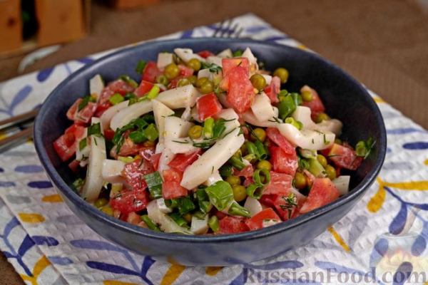 Салат с кальмарами, помидорами и горошком