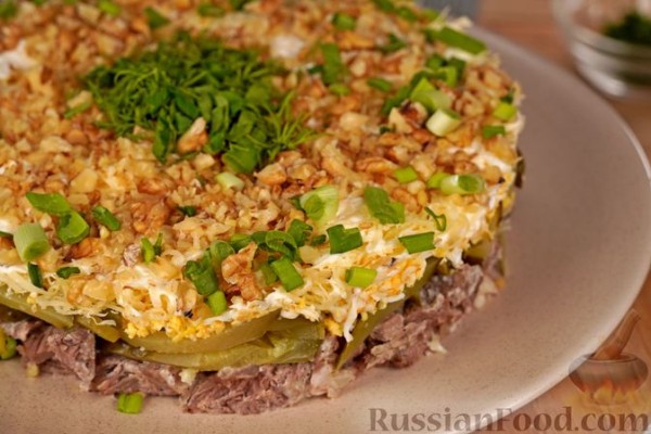 Слоёный салат с говядиной, огурцами, сыром и орехами