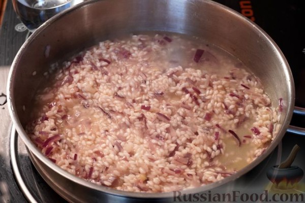 Ризотто с яблоками, вином, сыром и орехами