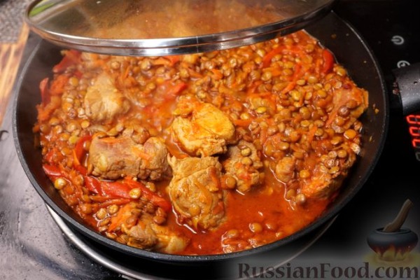 Чечевица с мясом и овощами (на сковороде)