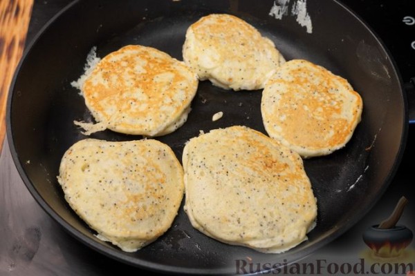 Сырные панкейки с маком и лимоном