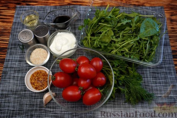 Салат с жареными помидорами, зеленью и йогуртовой заправкой