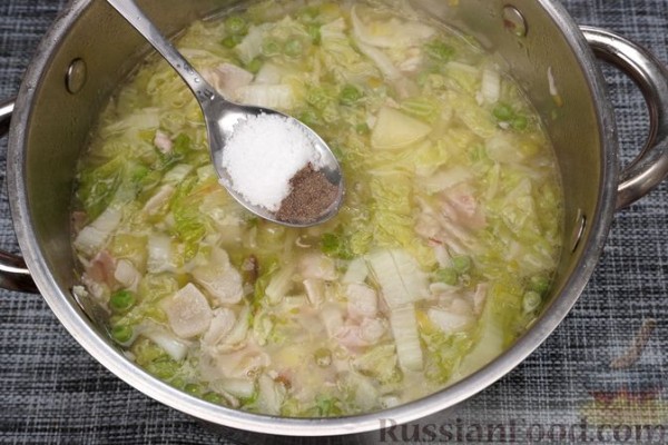 Суп c пекинской капустой, горошком и беконом