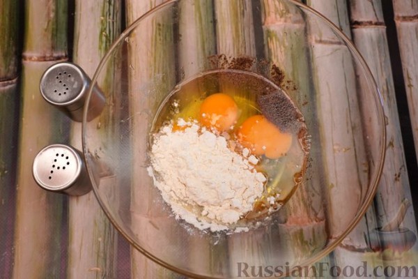 Салат с кальмарами, крабовыми палочками и яичными блинчиками