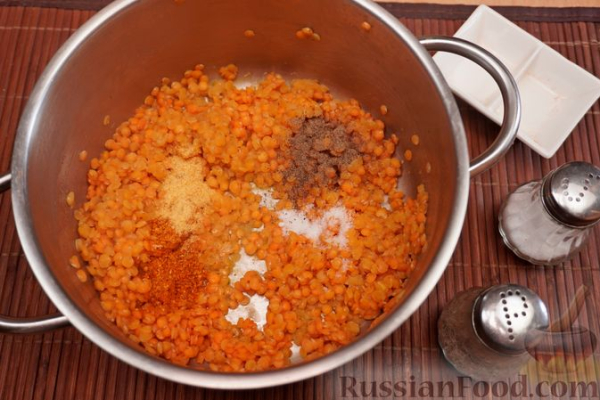 Чечевичная пицца с грибами, перцем и кукурузой