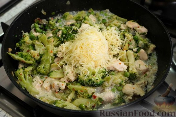 Макароны с курицей, брокколи и зелёным горошком