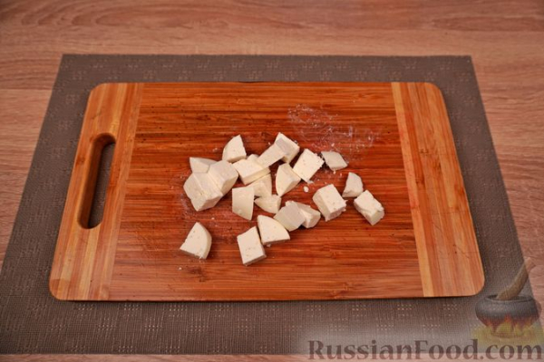 Салат из микса зелени с клубникой и цитрусовой заправкой