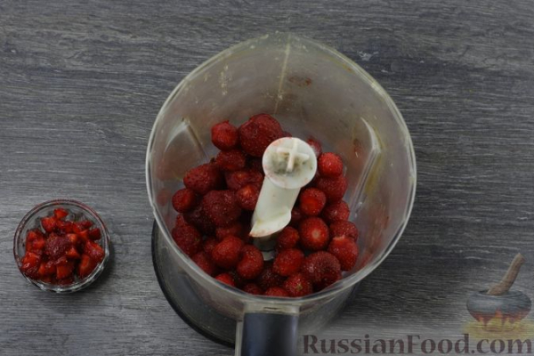 Домашнее клубничное мороженое с мятой
