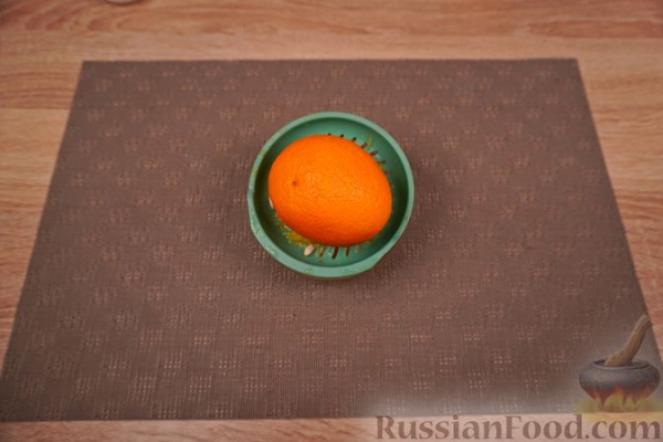 Салат из микса зелени с клубникой и цитрусовой заправкой