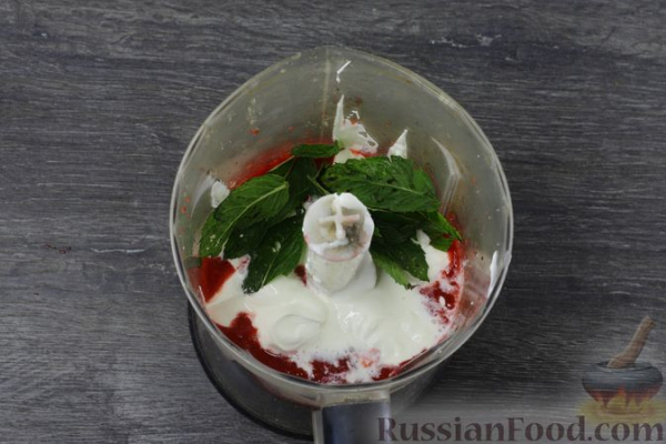 Домашнее клубничное мороженое с мятой