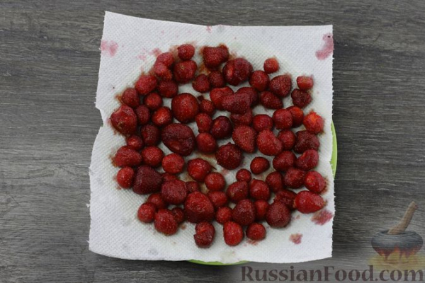 Домашнее клубничное мороженое с мятой