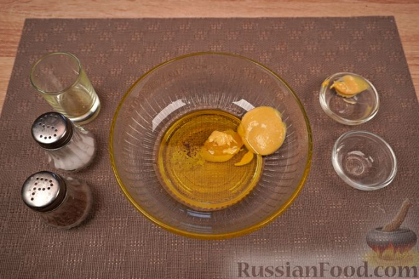 Салат из микса зелени с клубникой и цитрусовой заправкой