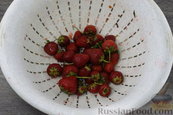 Домашнее клубничное мороженое с мятой