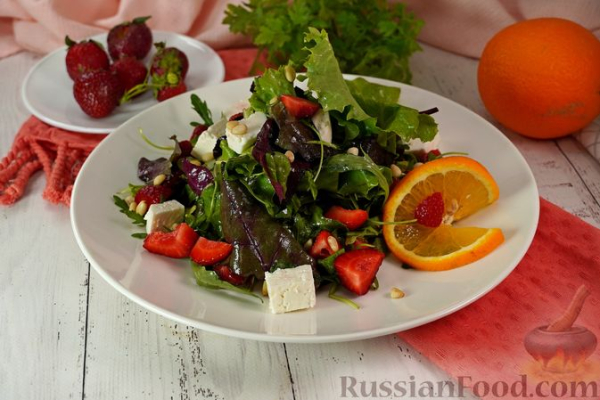 Салат из микса зелени с клубникой и цитрусовой заправкой