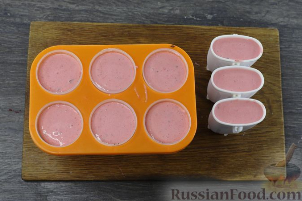 Домашнее клубничное мороженое с мятой