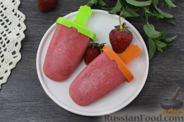 Домашнее клубничное мороженое с мятой