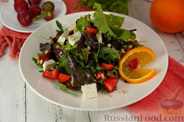 Салат из микса зелени с клубникой и цитрусовой заправкой