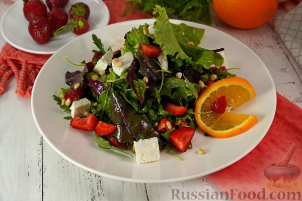 Салат из микса зелени с клубникой и цитрусовой заправкой