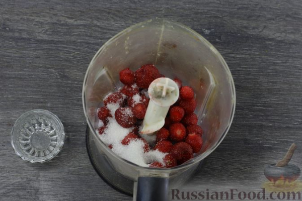 Домашнее клубничное мороженое с мятой