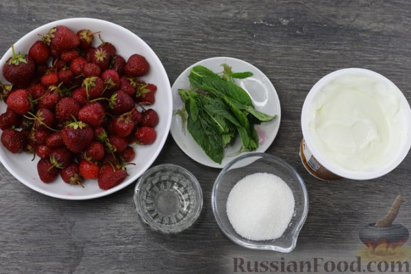 Домашнее клубничное мороженое с мятой
