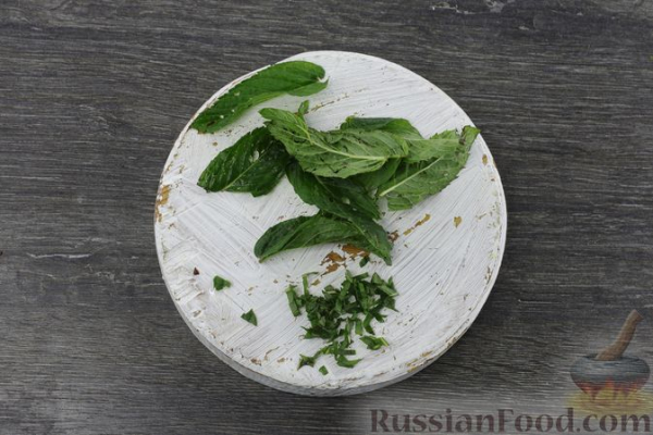 Домашнее клубничное мороженое с мятой