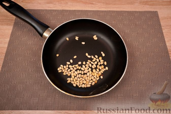 Салат из микса зелени с клубникой и цитрусовой заправкой