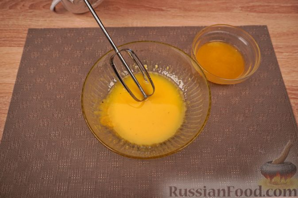 Салат из микса зелени с клубникой и цитрусовой заправкой