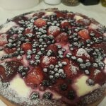 Открытый пирог с творожной начинкой и ягодами