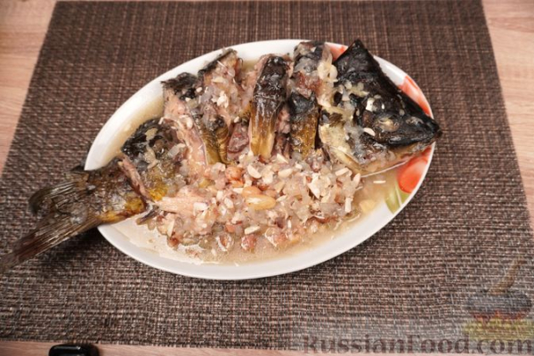 Карп, тушенный с миндалем, изюмом и луком