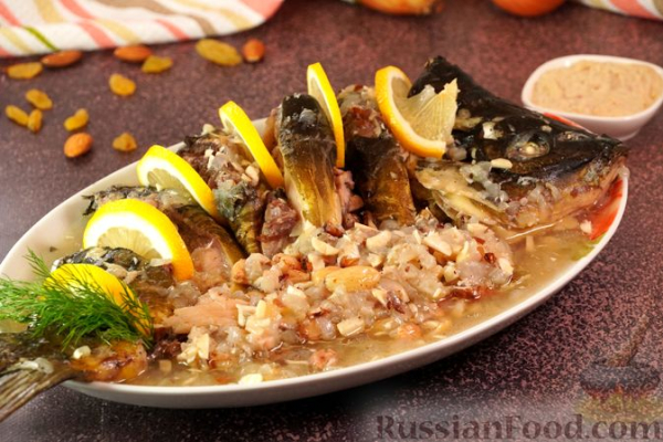 Карп, тушенный с миндалем, изюмом и луком