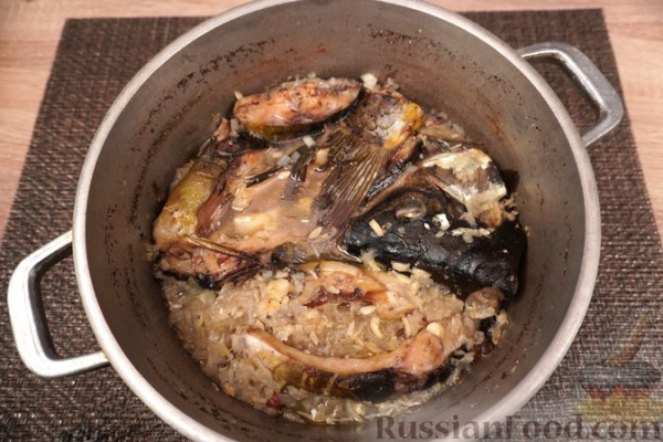 Карп, тушенный с миндалем, изюмом и луком