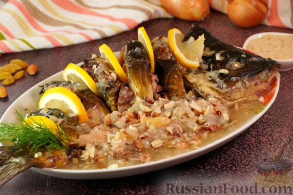 Карп, тушенный с миндалем, изюмом и луком