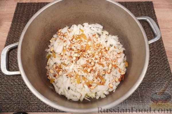 Карп, тушенный с миндалем, изюмом и луком