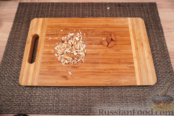 Карп, тушенный с миндалем, изюмом и луком