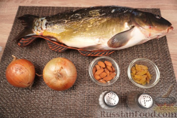 Карп, тушенный с миндалем, изюмом и луком