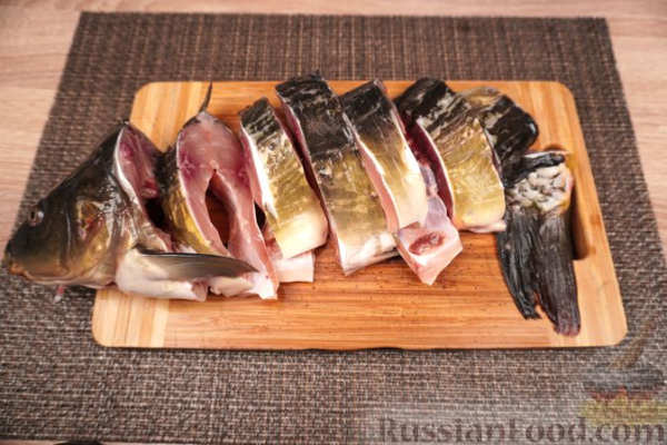 Карп, тушенный с миндалем, изюмом и луком