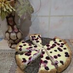 Открытый пирог с творожной начинкой и ягодами
