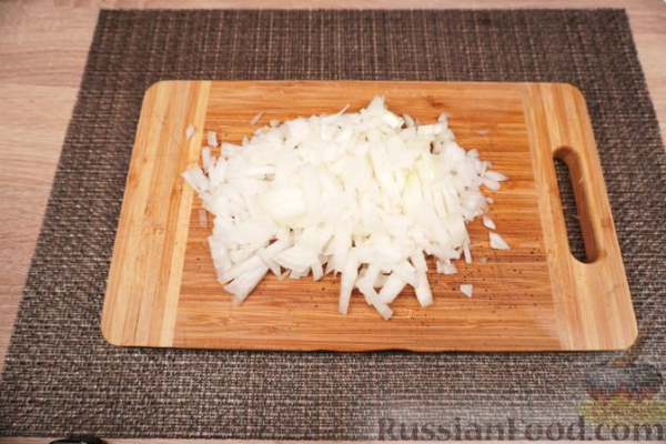 Карп, тушенный с миндалем, изюмом и луком