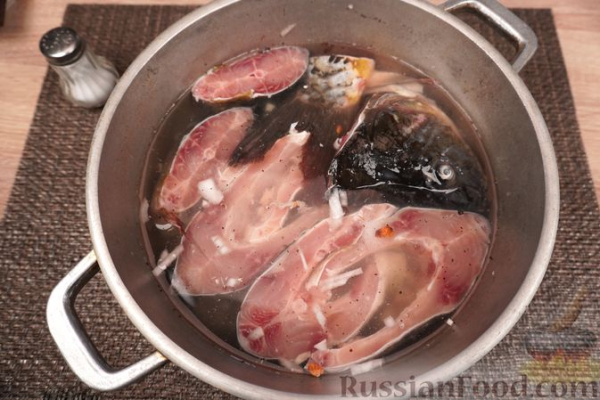 Карп, тушенный с миндалем, изюмом и луком