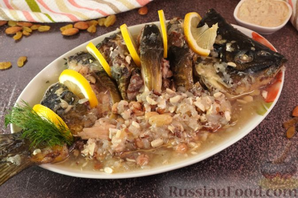 Карп, тушенный с миндалем, изюмом и луком