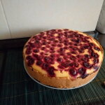 Открытый пирог с творожной начинкой и ягодами