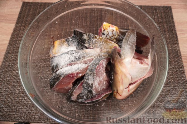 Карп, тушенный с миндалем, изюмом и луком