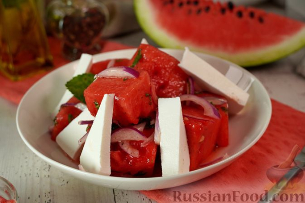 Карпузосалата (салат из арбуза с фетой и красным луком)