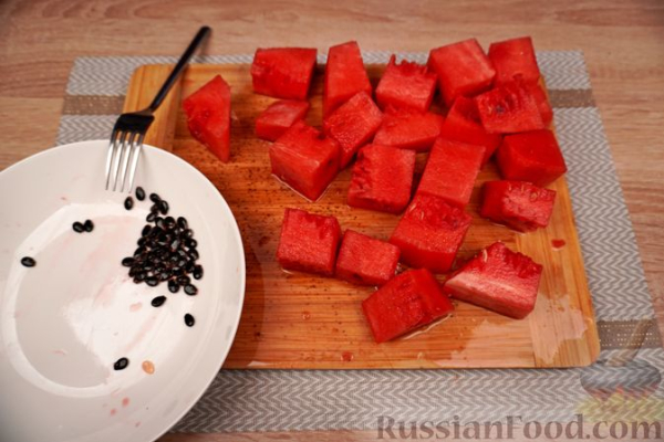 Карпузосалата (салат из арбуза с фетой и красным луком)