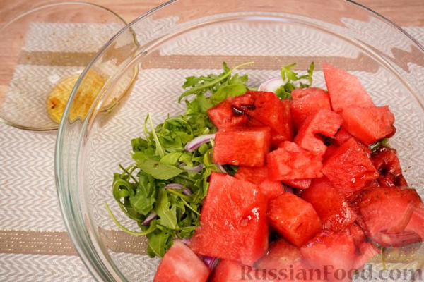 Арбузный салат с фетой и руколой