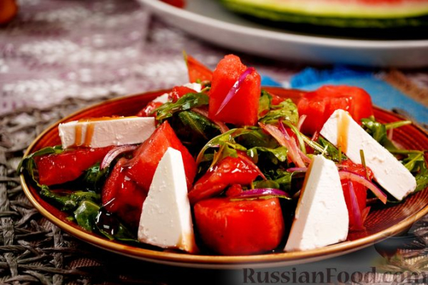 Арбузный салат с фетой и руколой