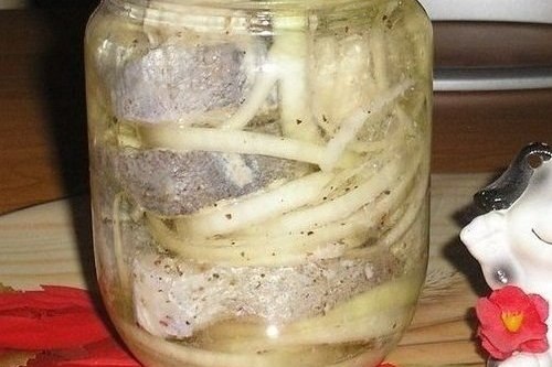 Рыбка, маринованная в уксусе с луком